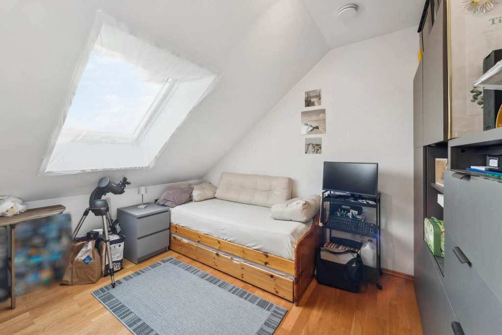 Immobilie in Neuching - Helle 4-Zimmer-Dachgeschosswohnung mit Aufzug, Balkon und zwei Carports in Niederneuching - Bild 4