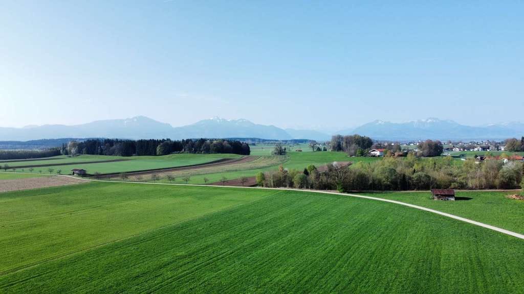 Immobilie in Nußdorf - Bei Chieming am Chiemsee - Landhaus mit 900qm uneinsehbarem sonnigen Gartengrundstück – Doppelgarage - Bild 0