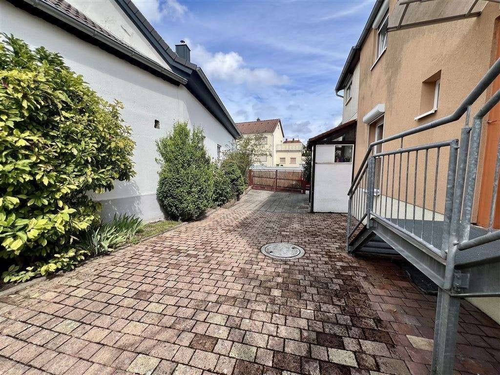 Immobilie in Eggenstein-Leopoldshafen - Teilsanierte DHH (2 Apartments) in Egg.-Leopoldshafen mit Hof, Carport + Gartengrundstück! - Bild 3