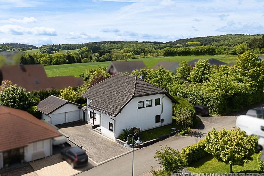 Immobilie in Kelberg - Nähe Nürburgring: Gepflegtes Wohnhaus mit Doppelgarage und Garten in Welcherath - Bild 2