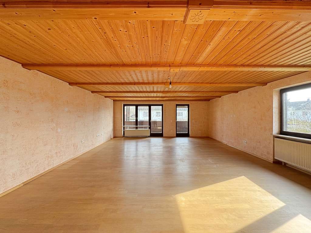 Immobilie in Emmerting - So groß wie ein eigenes Haus - Obergeschosswohnung mit sonnigem Südostbalkon und Gartenmitbenutzung - Bild 0