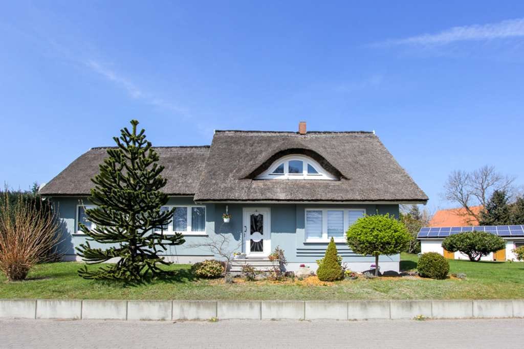 Immobilie in Fuhlendorf - Rohrgedecktes Wohnhaus am Bodstedter Bodden - Bild 1