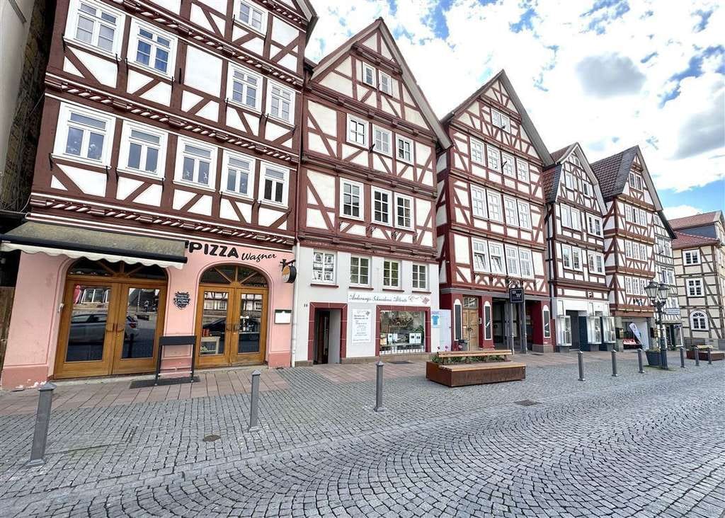 Immobilie in Homberg - 3 Wohnungen oder 5 Apartments: Wohnhaus möbliert, mit Gewerbefläche am Marktplatz in Homberg (Efze)  - Bild 2