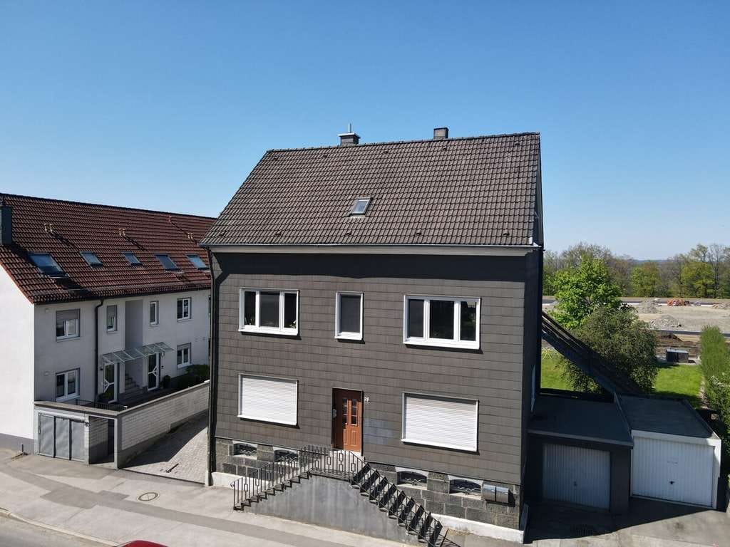 Immobilie in Radevormwald - VR IMMO: Gepflegtes Zweifamilienhaus mit Garten und 2 Garagen - Bild 1