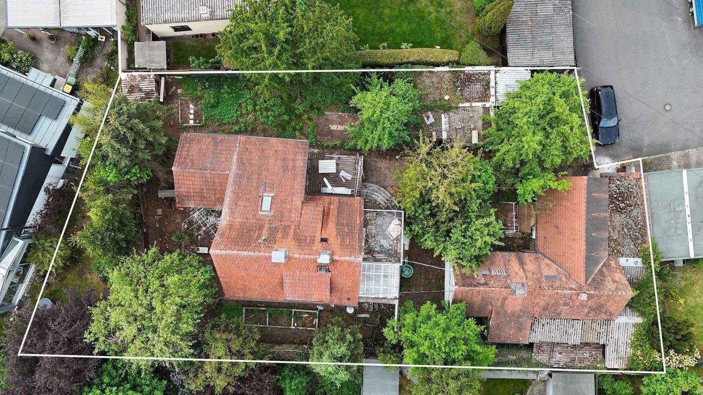 Immobilie in Oberasbach - Renovierungsbedürftiges Wohnhaus in sehr guter Lage von Oberasbach - Geplant : Teilverkauf hinteres Grundstück  - Bild 0