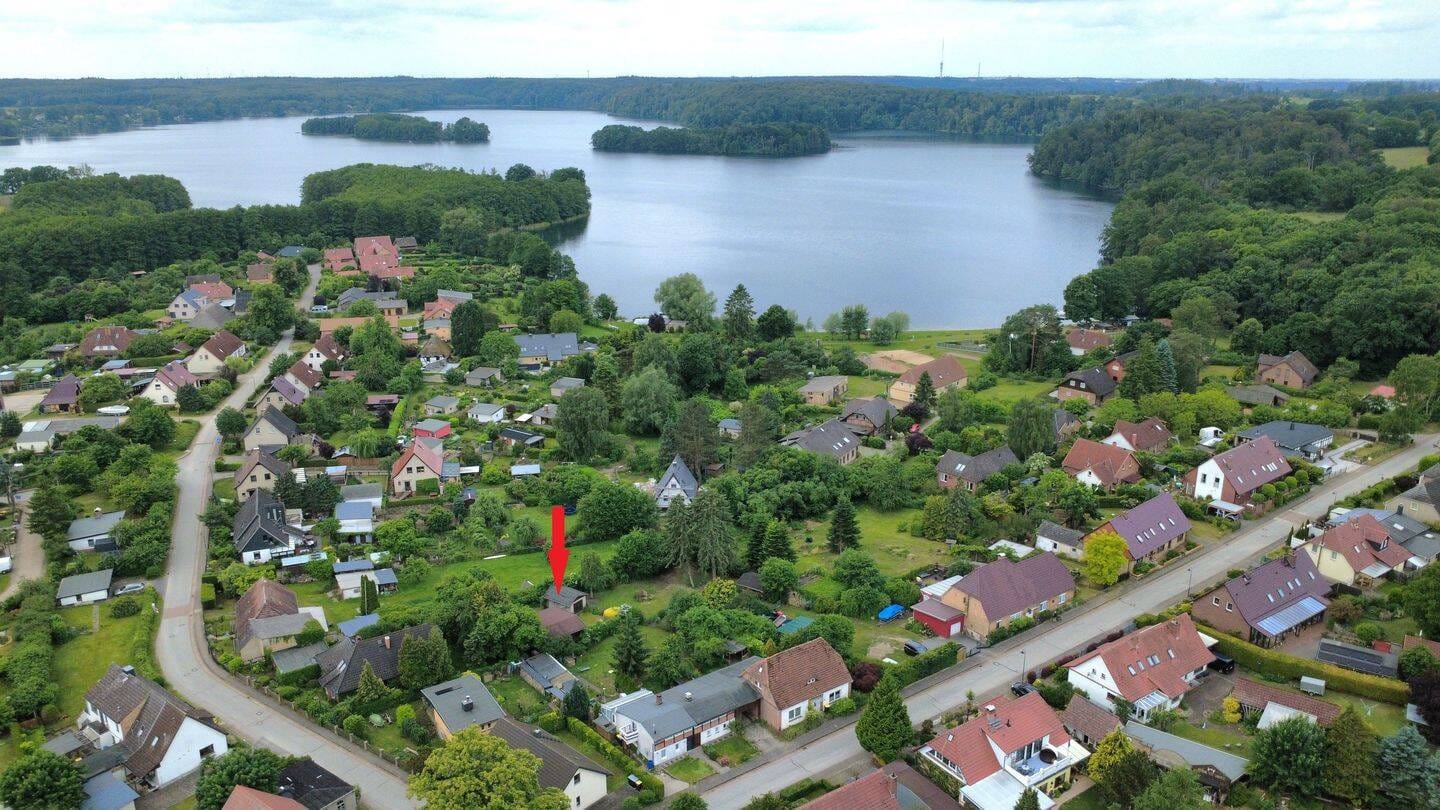 Immobilie in Pinnow - Idyllisches Wochenendhaus auf Eigentumsgrundstück – nur wenige Minuten vom Pinnower See entfernt - Bild 0