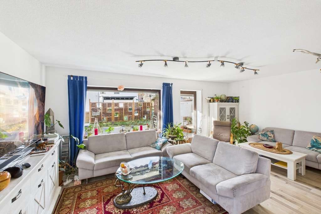 Immobilie in Stadtbergen - Raum für neues Familienleben - Doppelhaushälfte mit Garten - Bild 1