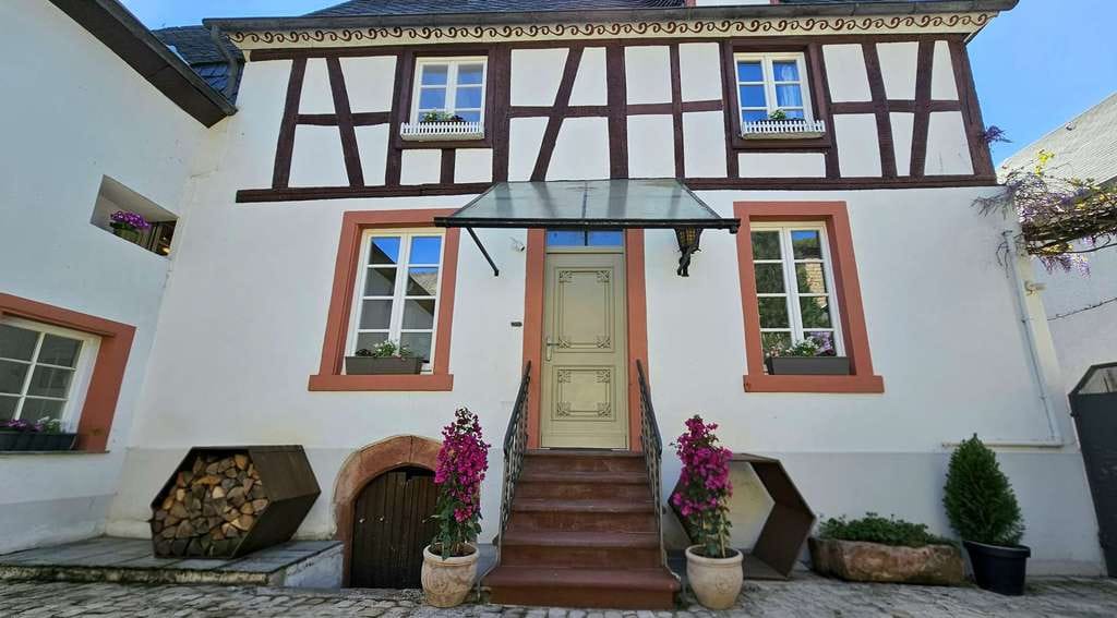 Immobilie in Bernkastel-Kues - Charmantes, kernsaniertes Fachwerkhaus mit Innenhof, Nebengebäude & Parkmöglichkeiten in Erden - Bild 2