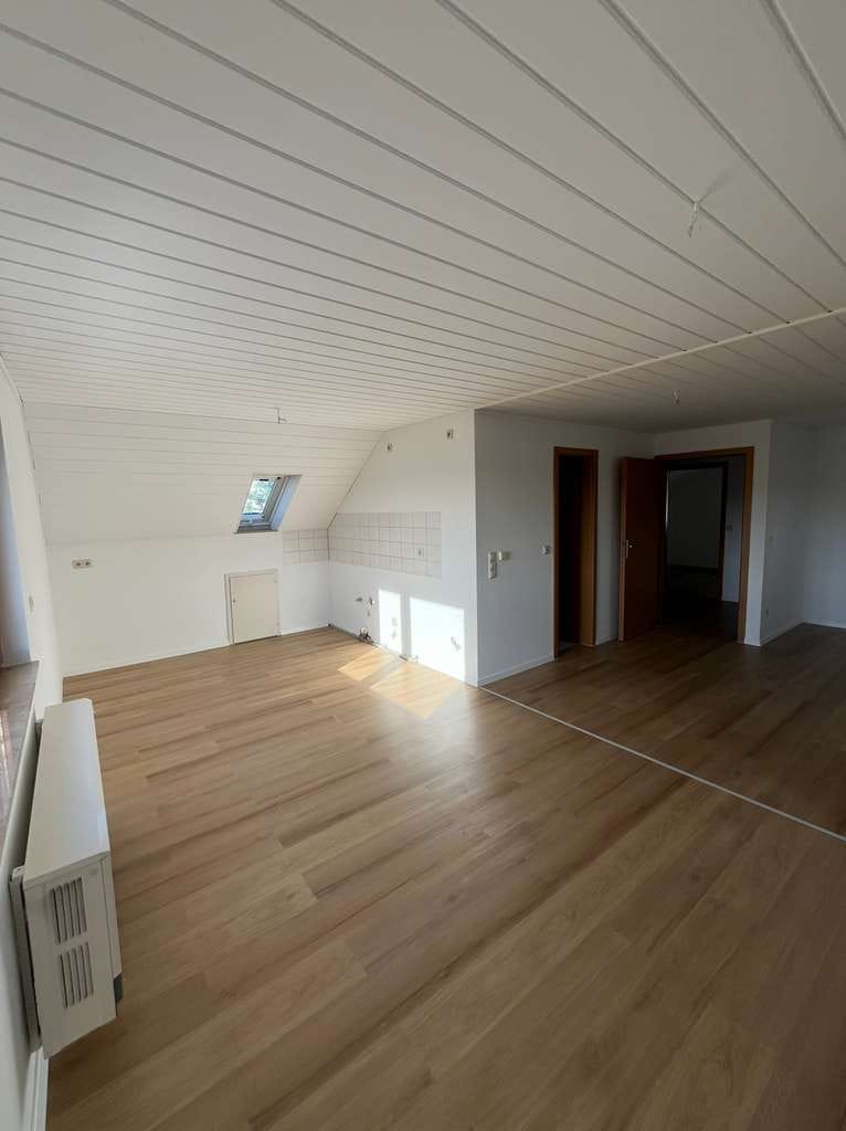 Immobilie in Eberstadt - Helle 2-Zimmer-Dachgeschosswohnung mit schönem Weitblick und Garage - Bild 0