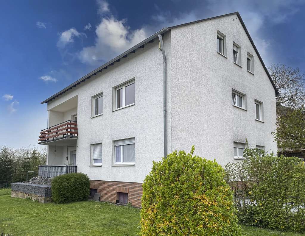 Immobilie in Nörtershausen - Dreifamilienhaus in ruhiger Höhenlage Nähe Koblenz - Raumwunder mit viel Potential - Bild 1