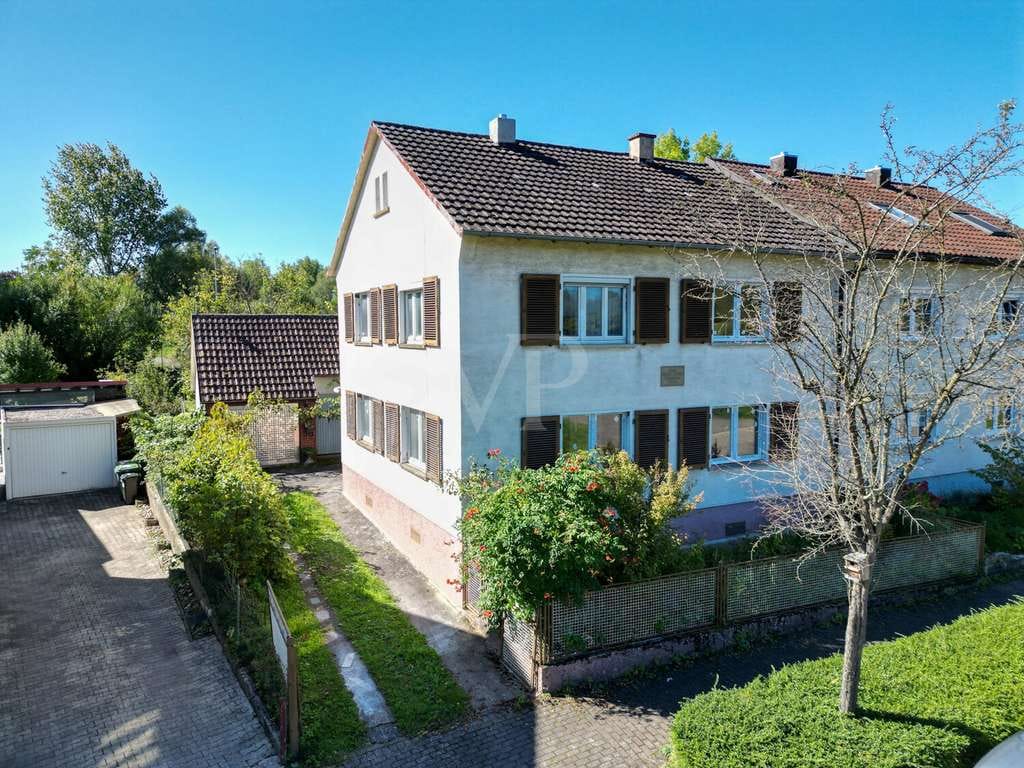 Immobilie in Sulzfeld - Sanierungsbedürftiges Zweifamilienhaus mit großem Grundstück in Sulzfeld - Bild 1