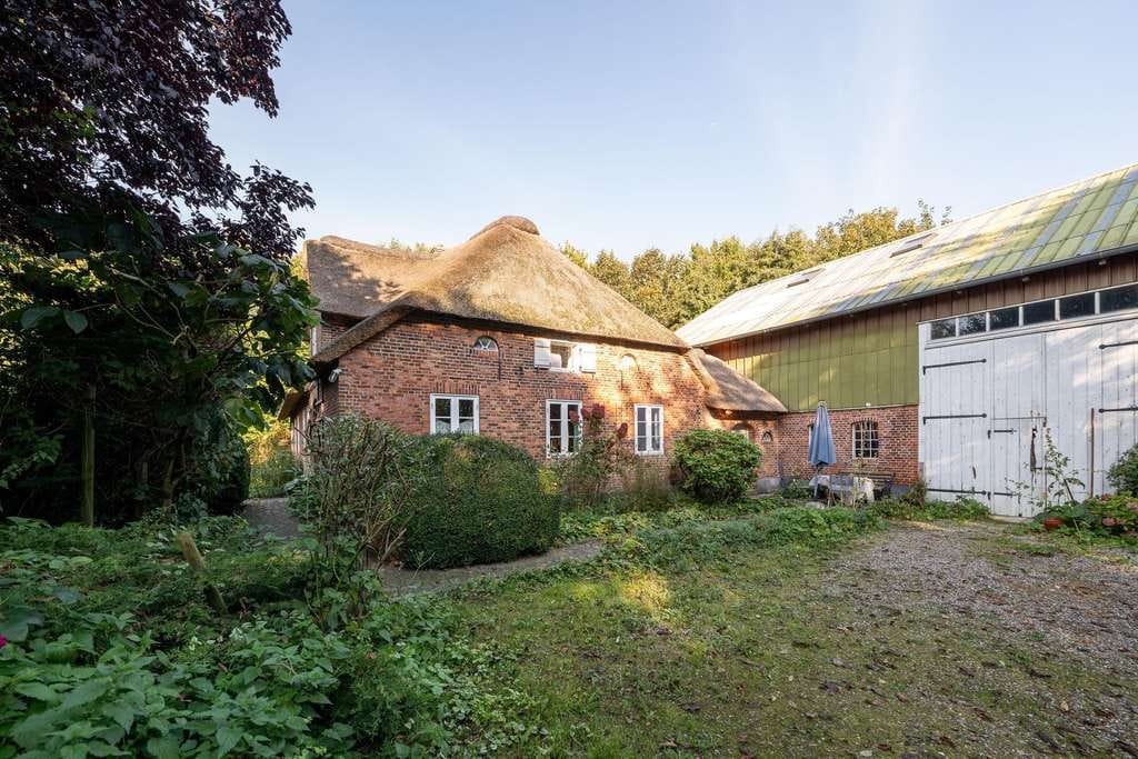 Immobilie in Niebüll - Baudenkmal - Bauernhaus unter Reet mit Scheune auf einer Warft im Gotteskoog - Bild 2