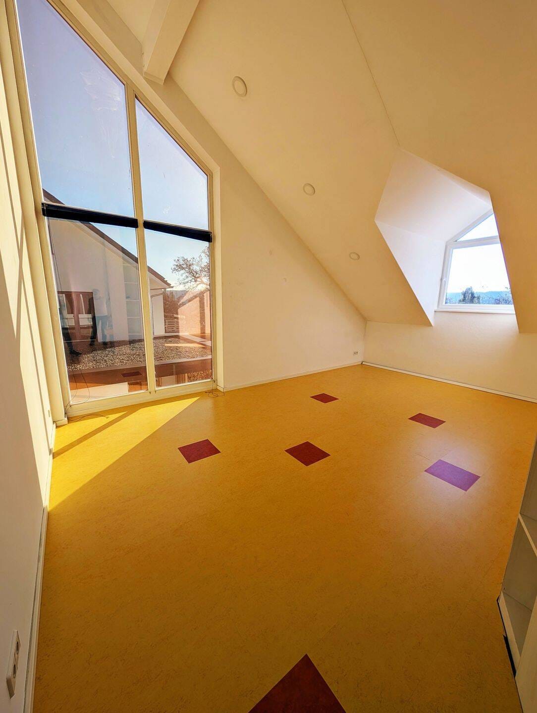 Immobilie in Tuttlingen - Wohnen und Arbeiten unter einem Dach - Vielseitiges Einfamilienhaus in Top-Lage von Fridigen an der Donau  - Bild 2