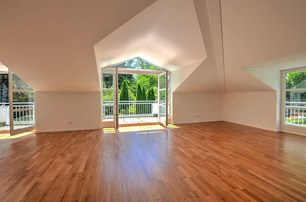 Immobilie in Grünwald - MÜNCHEN-GRÜNWALD: NATURNAHES DACHGESCHOSSJUWEL MIT SONNIGEM WOHNAMBIENTE! - Bild 3