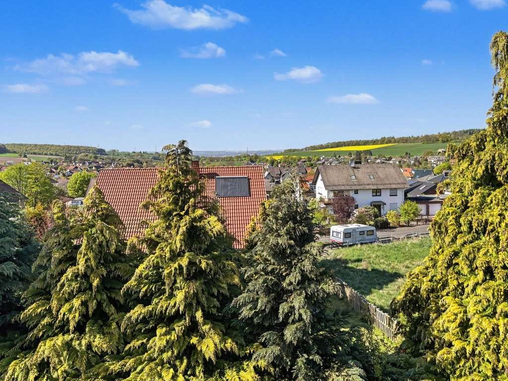Immobilie in Söhrewald - Großzügiges Einfamilienhaus mit Einliegerwohnung, Wintergarten und Fernblick in Söhrewald - Bild 1