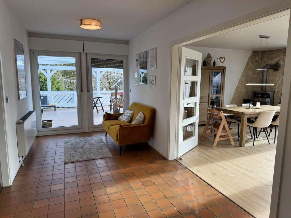 Immobilie in Brachttal - Stilvolles Zuhause - Einfamilienhaus mit Sonnenterasse, großem Garten & Sauna - Bild 2