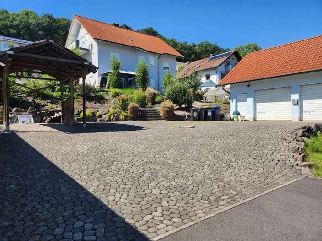 Immobilie in Petersberg - Charmantes Anwesen mit Terrasse und Doppelgarage in ruhiger Lage von Steinau - Bild 0