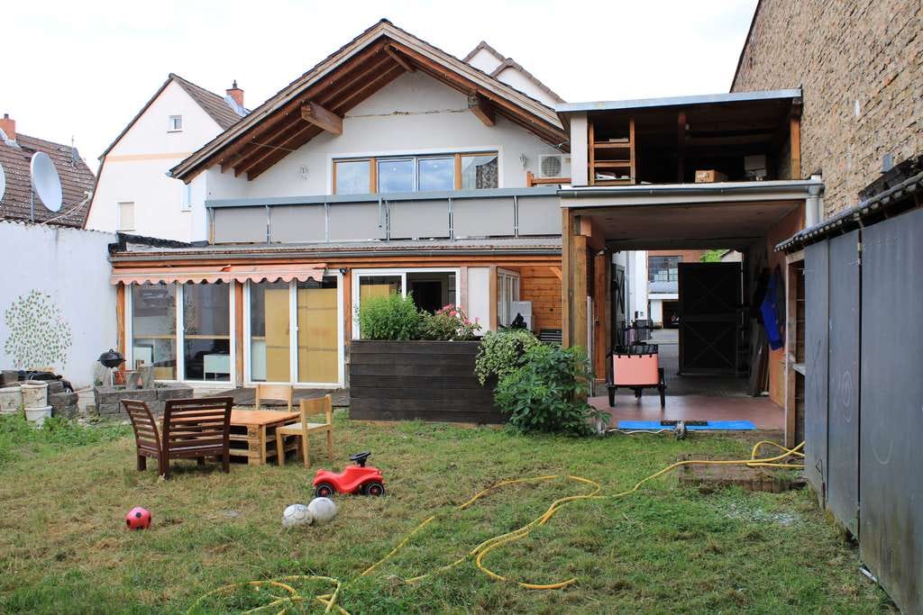 Immobilie in Rüsselsheim am Main - Zweifamilienhaus mit Mieteinnahmen, viel Ausbaupotenzial und ruhiger Lage - Bild 0