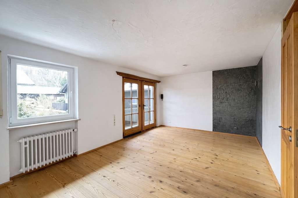 Immobilie in Rottach-Egern - Wohnen mit Blick aufs Ringbergschloss: Charmantes Familienhaus in zentraler Lage von Weißach - Bild 1