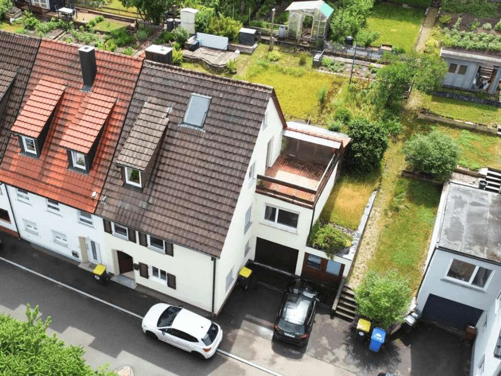 Immobilie in Mühlheim an der Donau - Viel Raum für Ihre Wohnideen! Charmantes Reihenendhaus mit Garten und Garage in Hanglage - Bild 1