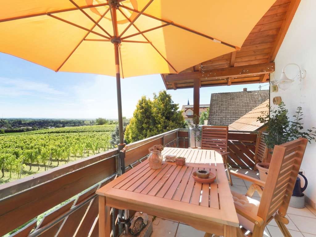 Immobilie in Ballrechten-Dottingen - Exklusive Lage mit wunderbarem Blick über die Reben - Haus mit 3 Wohnungen - Bild 2