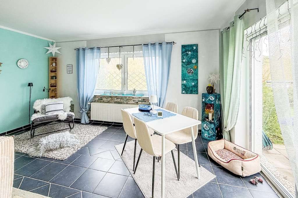 Immobilie in Overath - Wohnen im Grünen: Gepflegte 2-Zimmerwohnung mit Terrasse und eigenem Garten! - Bild 2