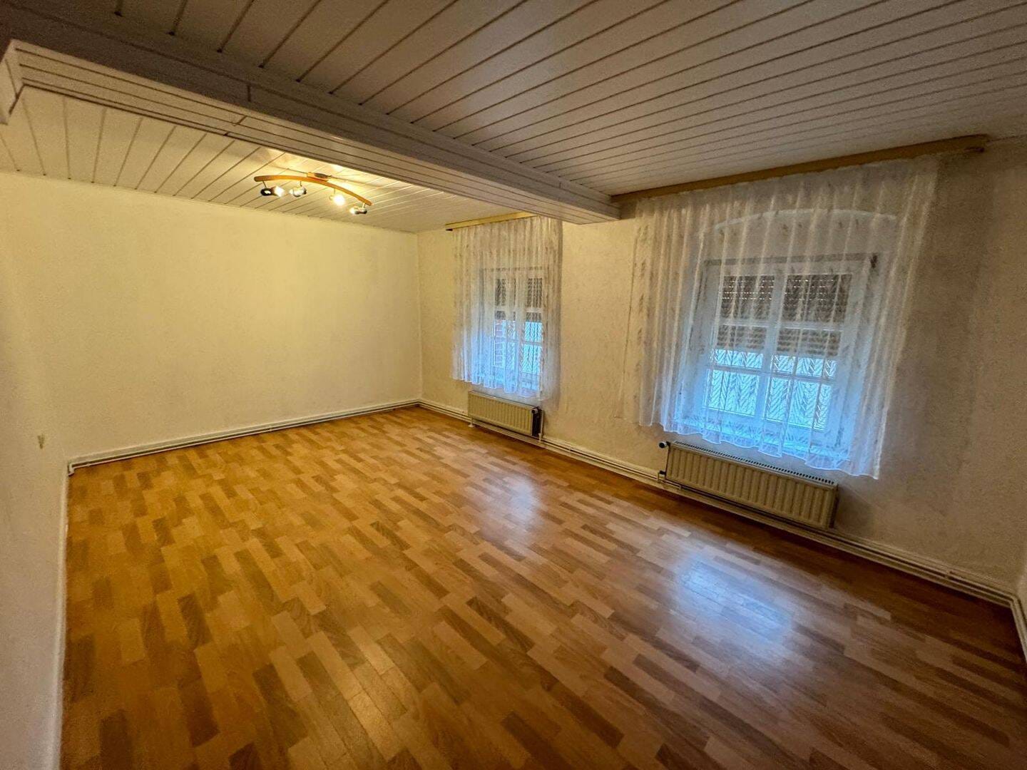 Immobilie in Rotenburg an der Fulda - Solides 3 Familienhaus mit Garagen - Bild 1