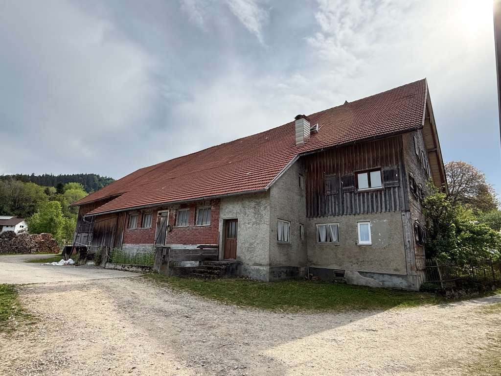 Immobilie in Isny im Allgäu - Sanierungsbedürftiges Bauernhaus in einem Teilort von Isny * 900 m² Wohn- und Nutzfläche * - Bild 3