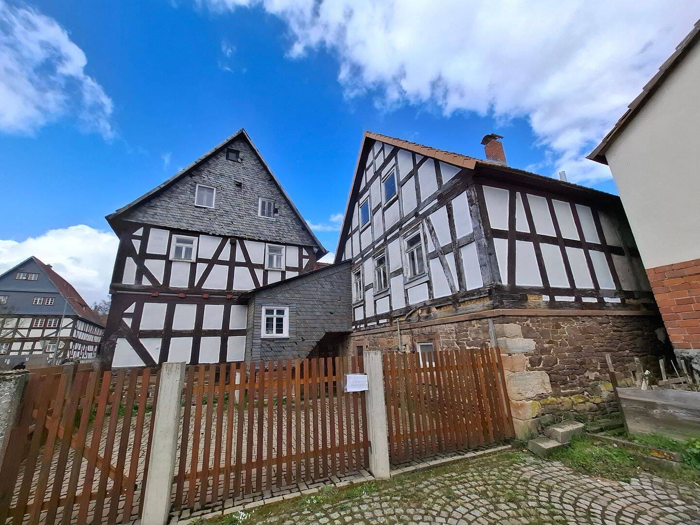 Immobilie in Weimar (Lahn) - Denkmalgeschützter, großer 4-Seiten-Hof mit zusätzlichem Bauplatz, möglicher Pachtweide, ideal für Pferdehalter, Wohnprojekte u.v.m. - Bild 4
