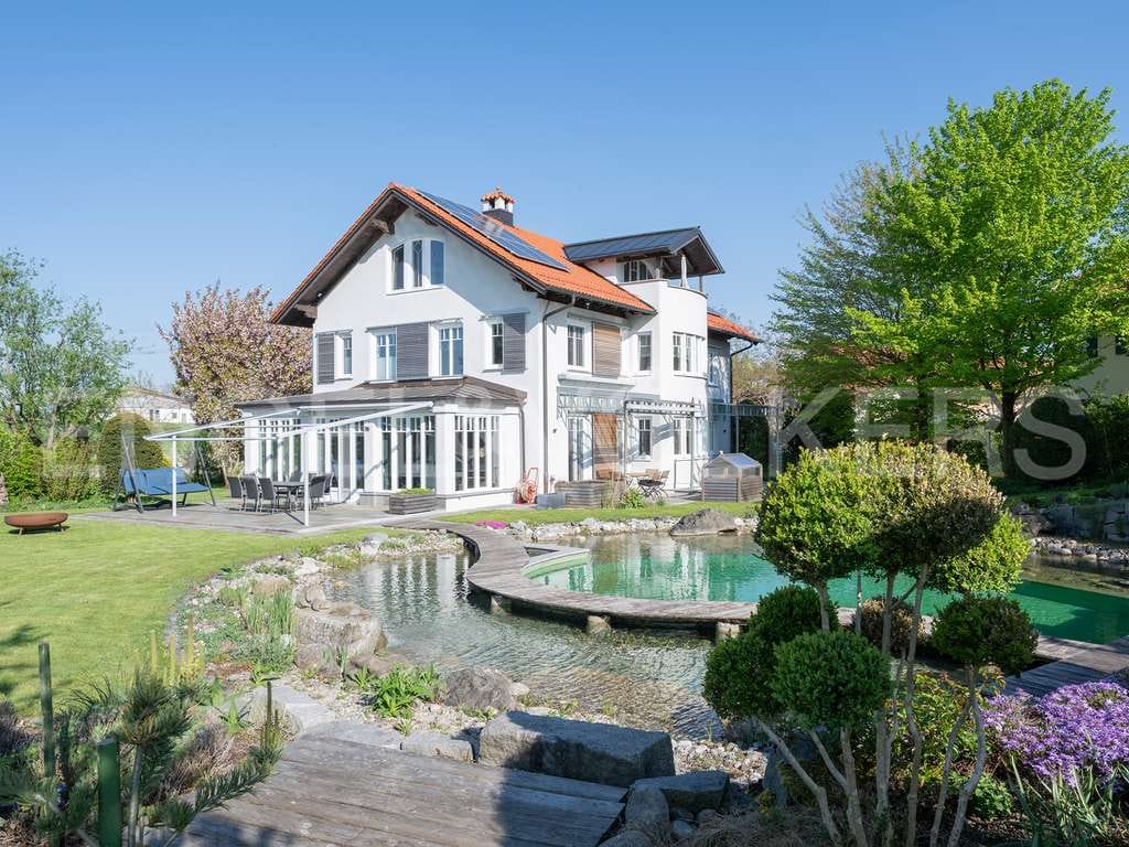 Immobilie in Bruck - Ein Zuhause wie im Urlaub - Exklusive Villa mit Schwimmteich im oberbayerischen Voralpenland - Bild 1