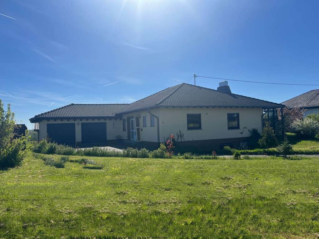 Immobilie in Bell (Hunsrück) - Bungalow voller Licht, Leben und Weitblick - mit Garten und Doppelgarage - Bild 0