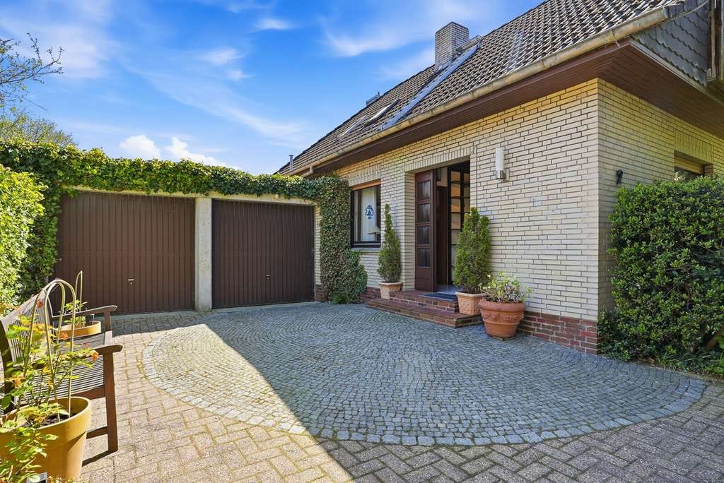Immobilie in Aurich - Großzügiges Einfamilienhaus in Bestlage von Aurich – Wohnen im Grünen auf weitläufigem Grundstück! - Bild 1