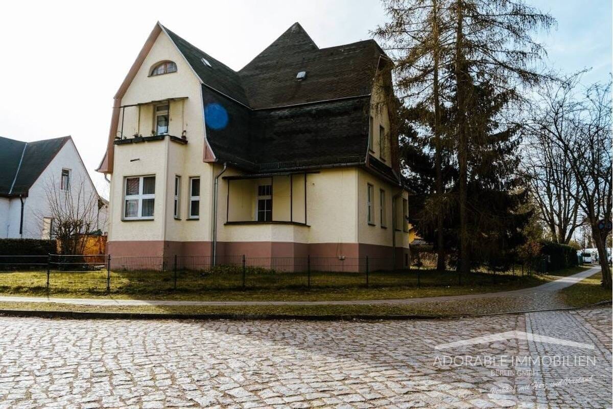 Immobilie in Hohen Neuendorf - Zweifamilienhaus auf großem geteilten Grundstück, viel Potenzial! - Bild 0