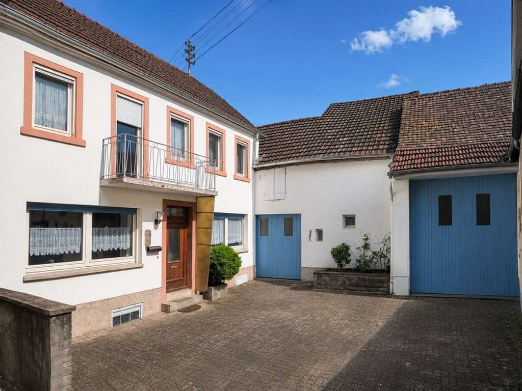 Immobilie in Edenkoben - Besonderes Anwesen mit Innenhof, Scheune und Gartenidylle im Herzen von Edenkoben - Bild 0