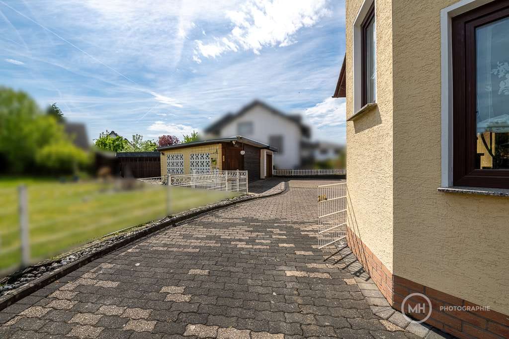 Immobilie in Hennef (Sieg) - MANNELLA *Mehr Platz fürs Leben* Gepflegtes Zweifamilienhaus mit vielseitigen Nutzungsmöglichkeiten. - Bild 2
