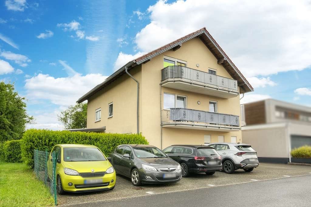 Immobilie in Hilgert - Gepflegtes Dreifamilienhaus mit solider Vermietung und PV-Ertrag in Hilgert - Bild 1