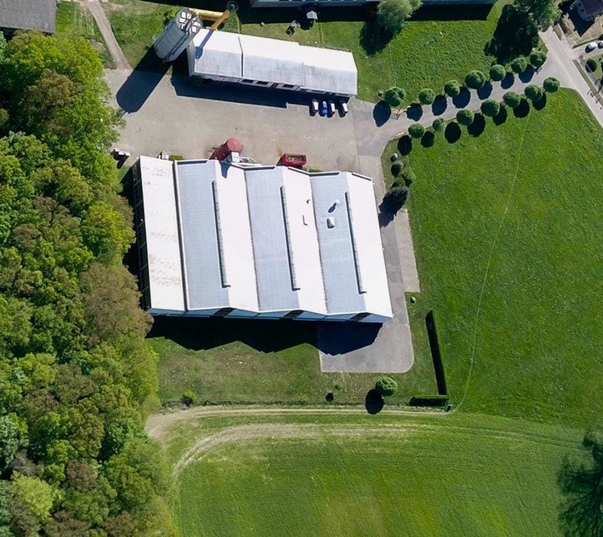 Immobilie in Waren (Müritz) - Lager-/Produktionshallen mit Ausstellungs-/Verwaltungsgebäude sowie landw. Flächen auf ca. 46.000 m² - Bild 0