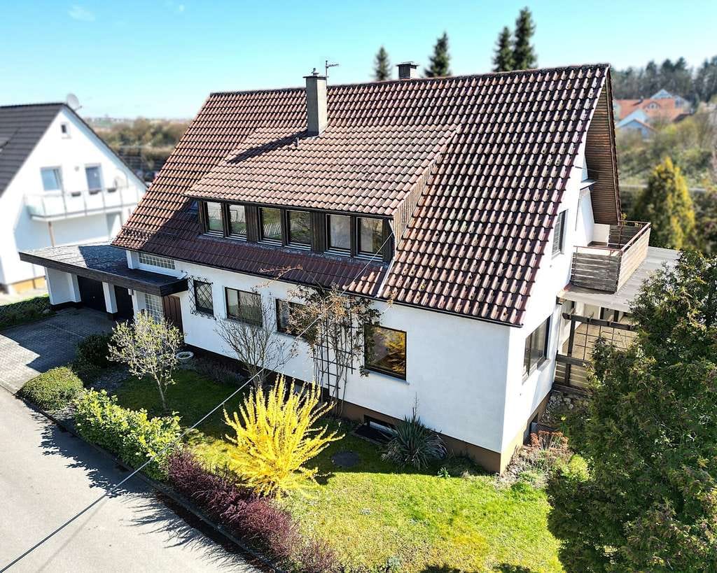 Immobilie in Dußlingen - Zweifamilienhaus Bj. 1969 mit großem Garten und Doppelgarage in ruhiger Lage - Bild 0