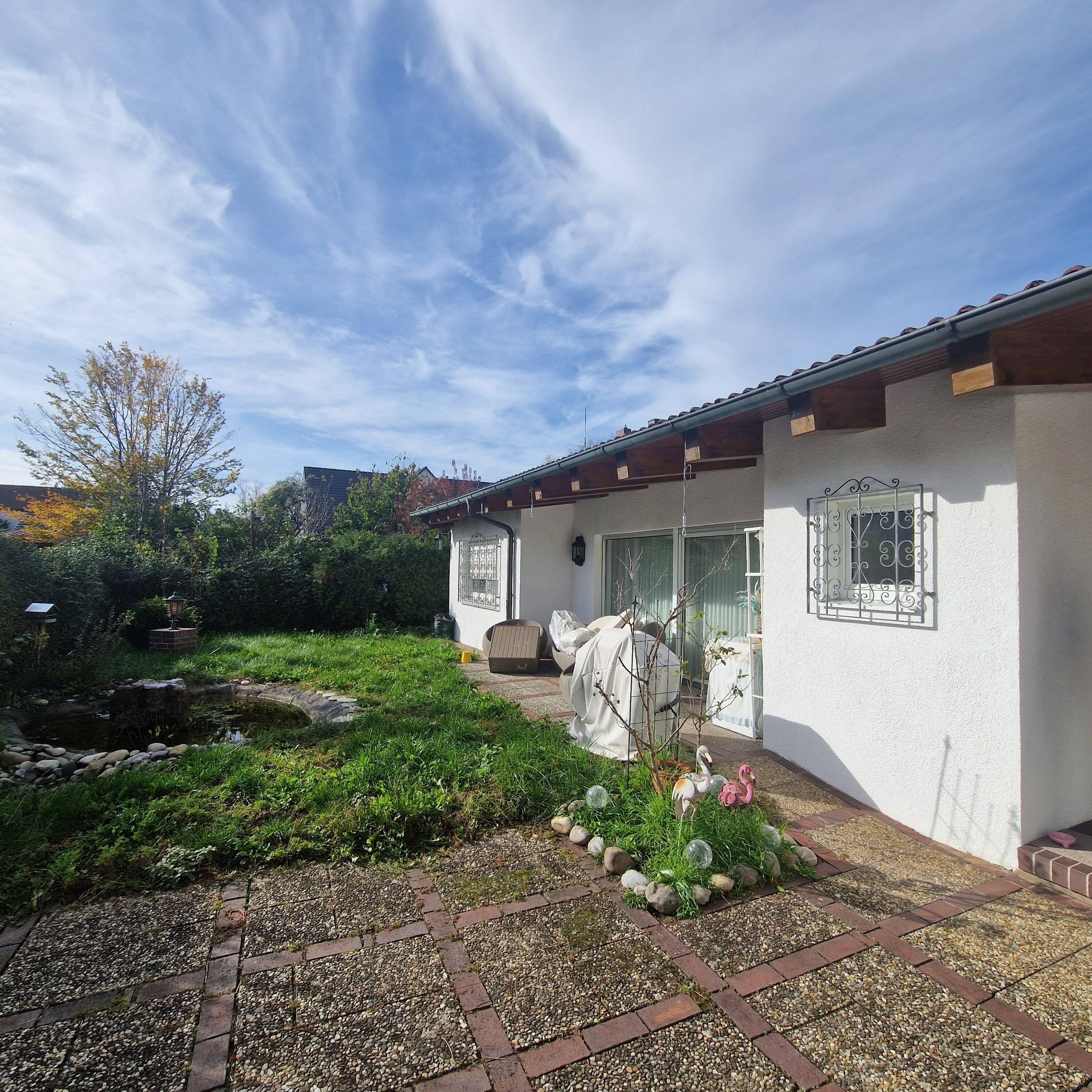 Immobilie in Schwaig bei Nürnberg - Doppelhaushälfte mit großzügigem Bungalow-Anbau - Bild 1