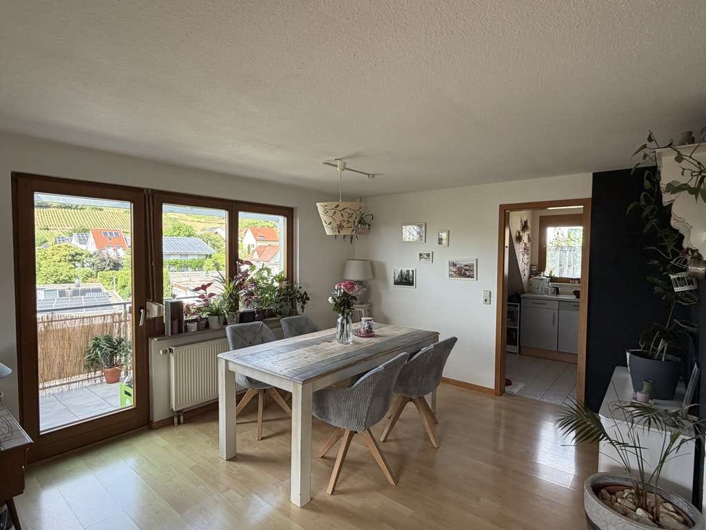 Immobilie in Ebringen - Große 2 Zimmer Dachgeschosswohnung in Ebringen mit Panoramablick - Bild 2