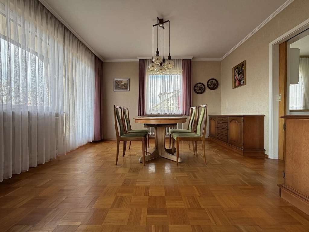Immobilie in Dornstetten - Familienglück. 7 Zimmer auf 133 qm.
Einliegerwohnung. Tolle Gartenoase. 
Zwei Garagen. TOP-Preis. - Bild 4