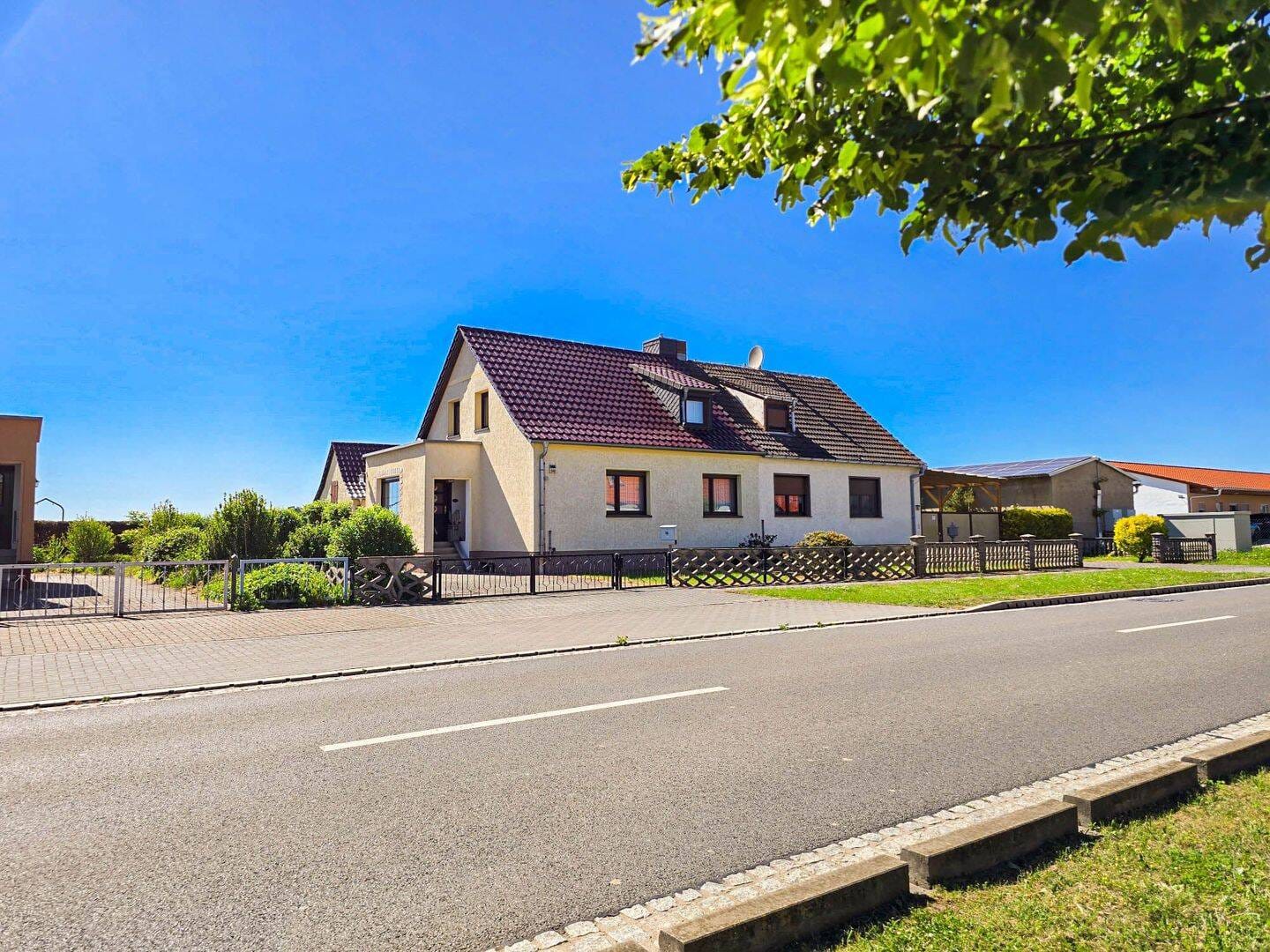 Immobilie in Oranienbaum-Wörlitz - Platz für die Familie: Doppelhaushälfte mit 1.109 m² Grundstück & freiem Blick - Bild 2