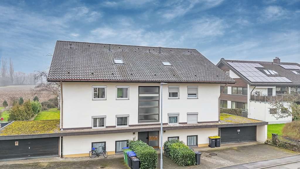 Immobilie in Ehrenkirchen - MFH in Grünlage – 5 % AfA | 4 saniert & leer | 4 vermietet | Ausbaupotenzial im UG
 - Bild 1