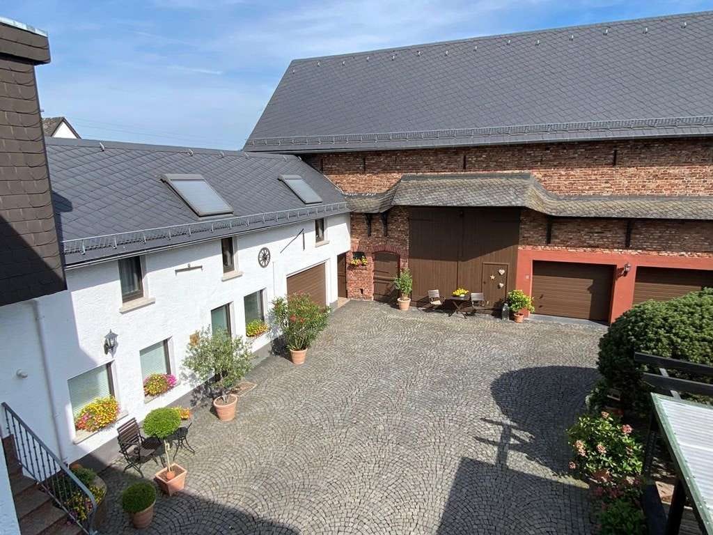 Immobilie in Ehringshausen - Welch ein Anwesen.......! Großräumig Wohnen oder Wohnen und Arbeiten kombinieren - Bild 3
