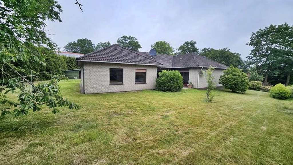 Immobilie in Rhade - immo-schramm.de: Großzügiger H-Winkel-Walmdachbungalow mit Doppelgarage - Bild 2