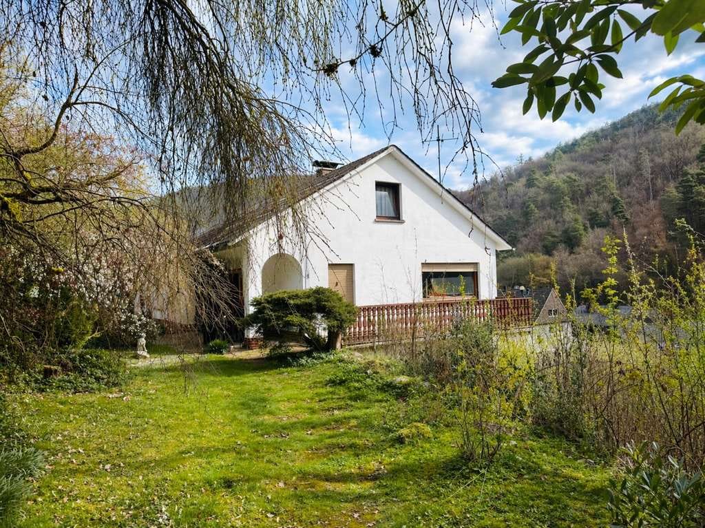 Immobilie in Biedenkopf - Seltene Alleinlage am Waldrand – ein Haus, das nicht nur Raum bietet,sondern ein neues Leben beginnt - Bild 1