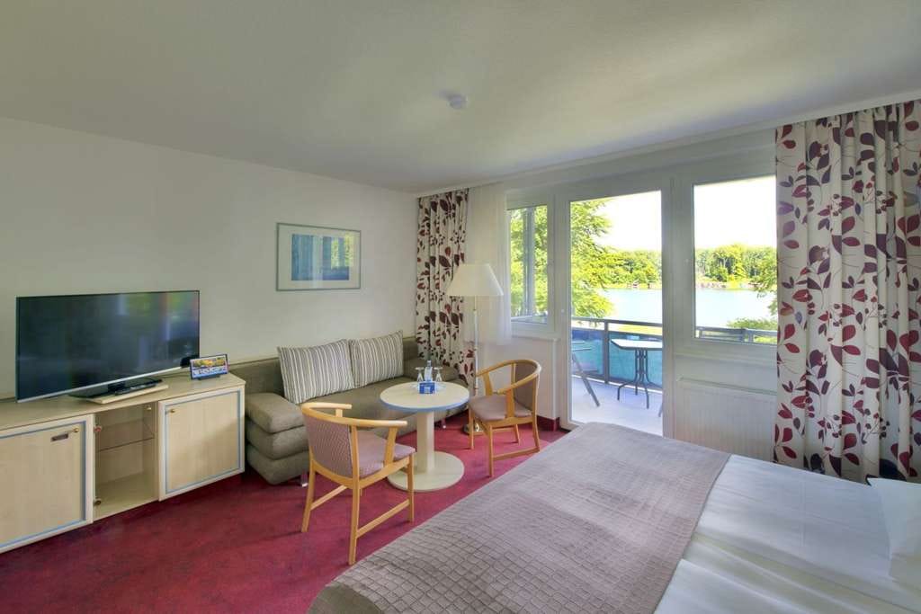 Immobilie in Lärz - Exklusives Wohnen am See: Stilvolles 2-Zimmer-Apartment mit direktem Seeblick in Lärz - Bild 2