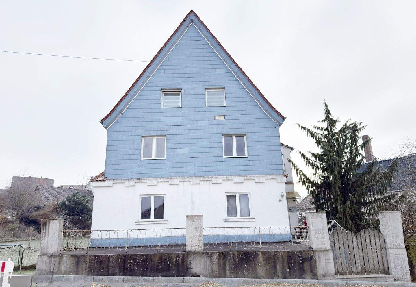 Immobilie in Ichenhausen - Zweifamilienhaus in Ichenhausen mit Garten und Garage - Bild 0