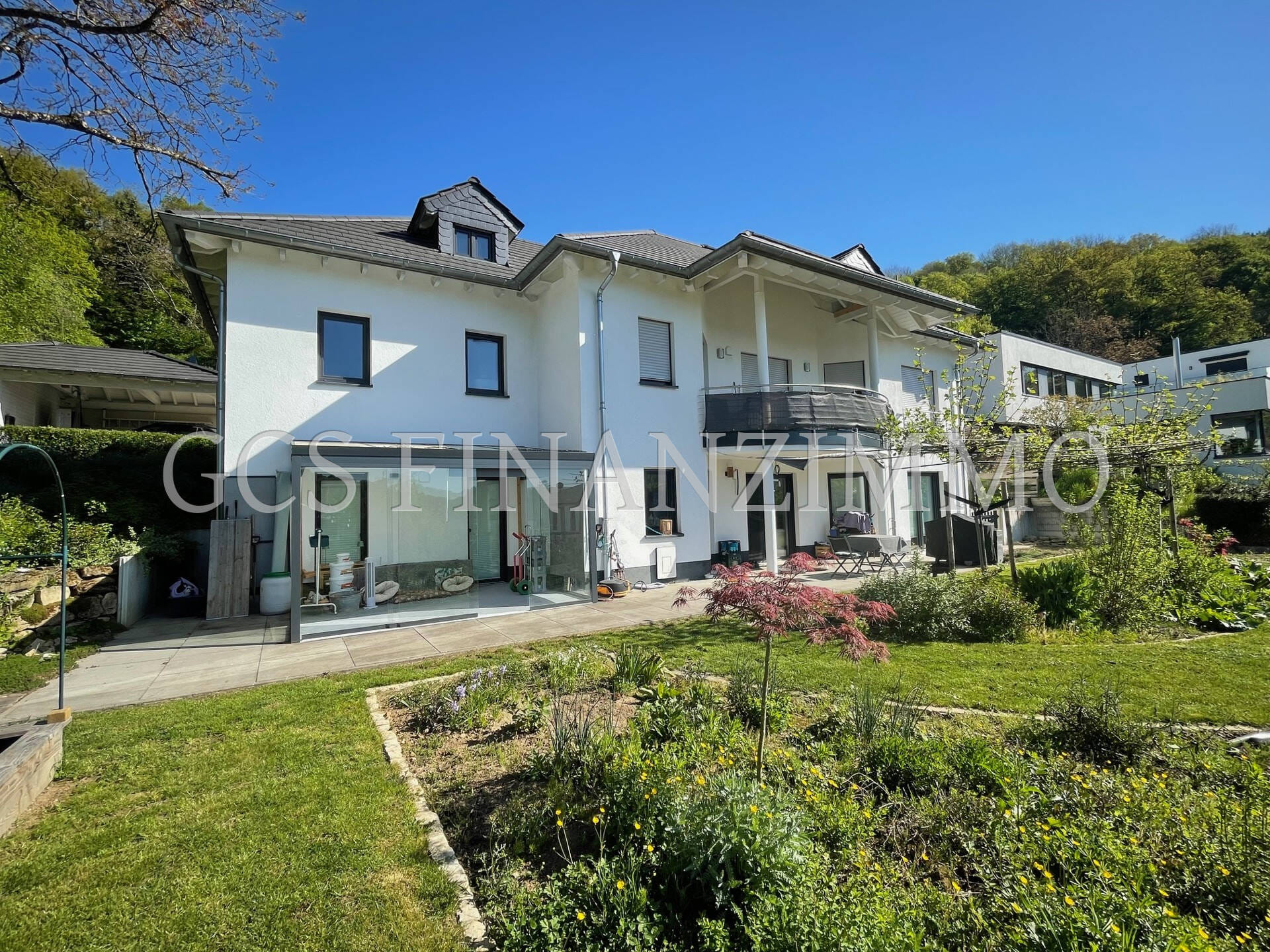 Immobilie in Echternacherbrück - Repräsentatives Architektenhaus mit 2 Wohnungen, Doppelgarage, großer Carport in bevorzugter Lage - Bild 2