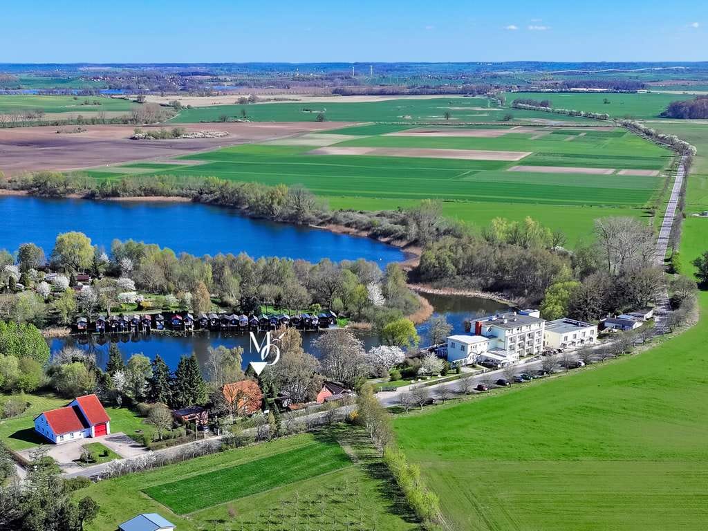 Immobilie in Gülzow-Prüzen - Historisches Haus mit Seeblick // 8 Zimmer // 4.246m² Grundstück // Sanierungsbedarf im Innenbereich - Bild 3